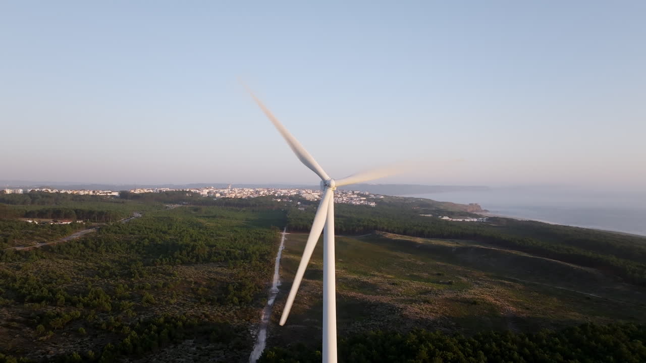 прибрежная ветряная турбина с видом на город