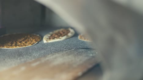 almendras asadas en una llama abierta en una tienda de kebab, transmitiendo calidez y tradición