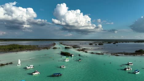 vista aérea de los barcos en el canal de los piratas, en la laguna de bacalar, méxico soleado