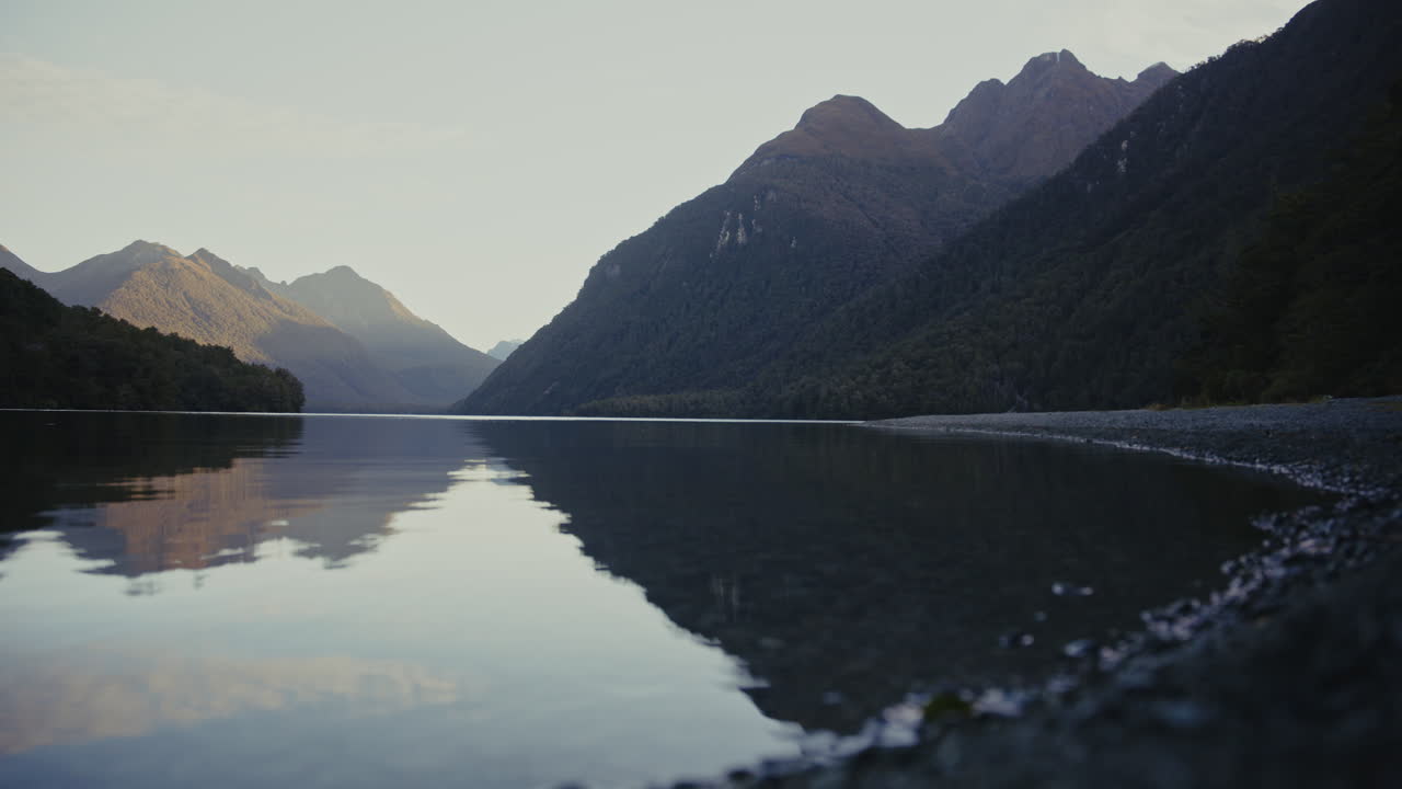 평온한 산 호수 반사
