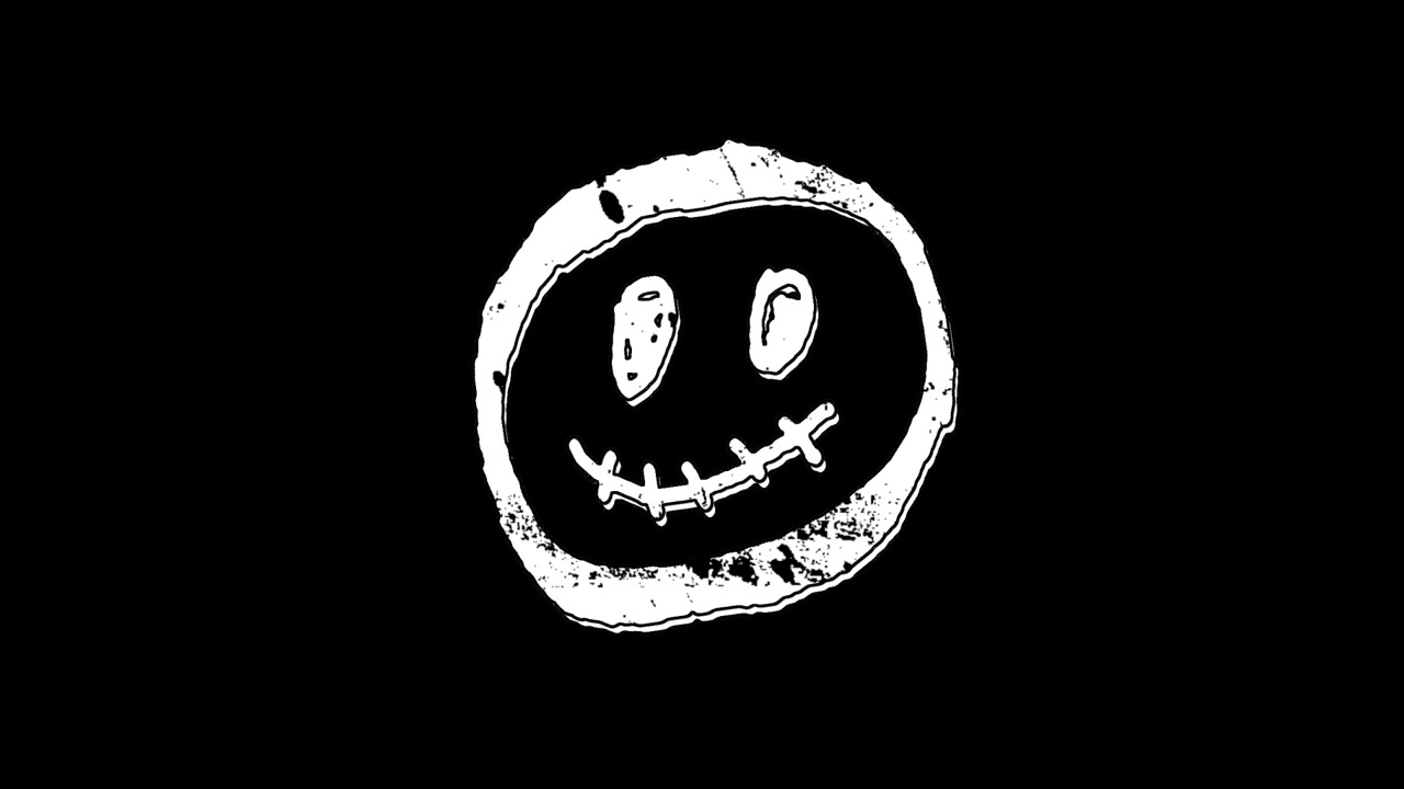 Vervormd, glitchy smileygezicht met gestikte mond op zwarte achtergrond