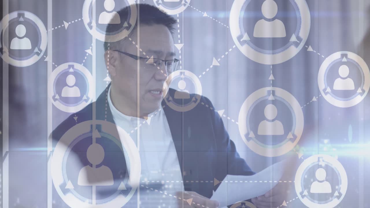 연결된 사람 아이콘과 회의에서 이야기하는 사업가와의 인터페이스의 애니메이션