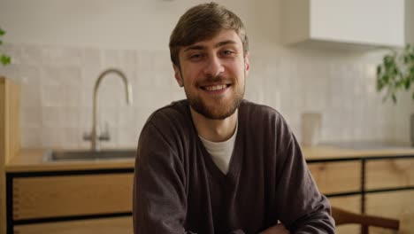 hombre sonriente en la cocina