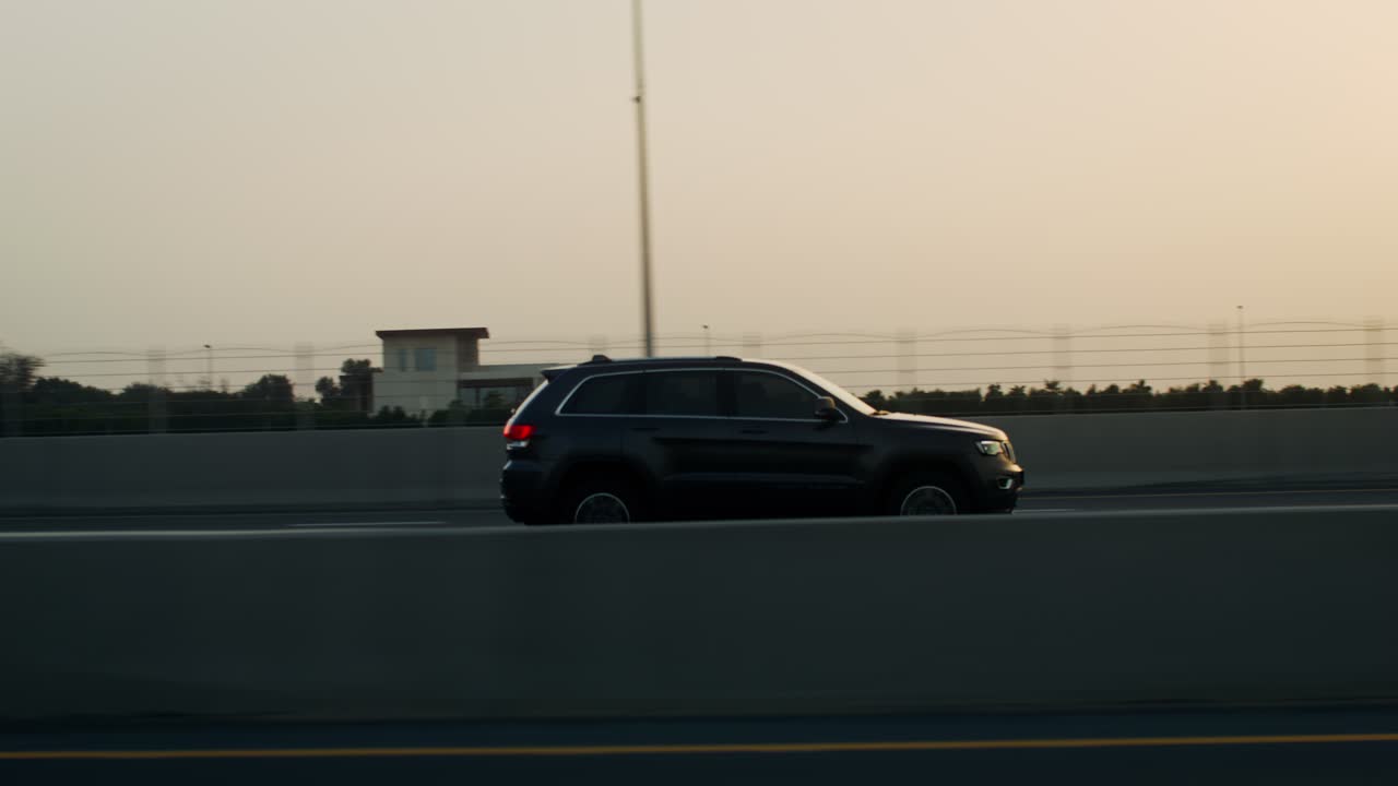 un jeep suv en una autopista al atardecer o al amanecer