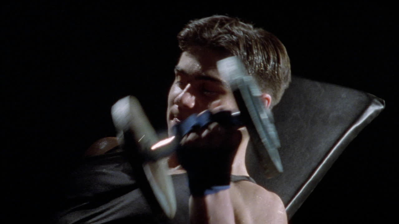 un hombre hace ejercicio con pesas 1