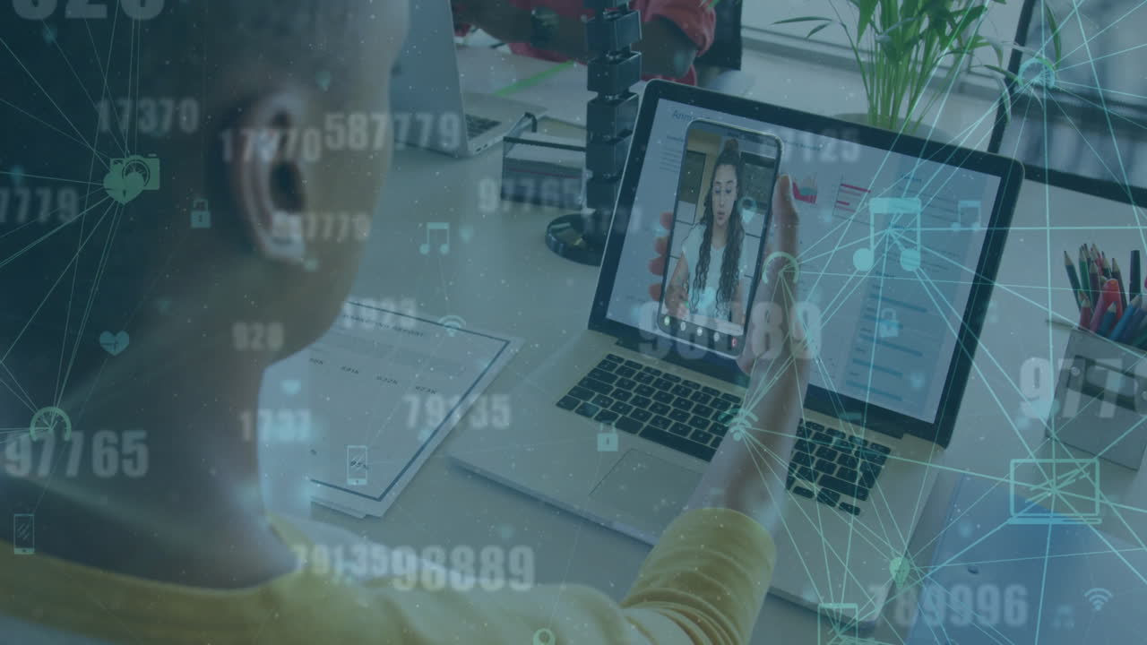 animación de números cambiantes, globos conectados, diversas compañeras de trabajo discutiendo en videoconferencia