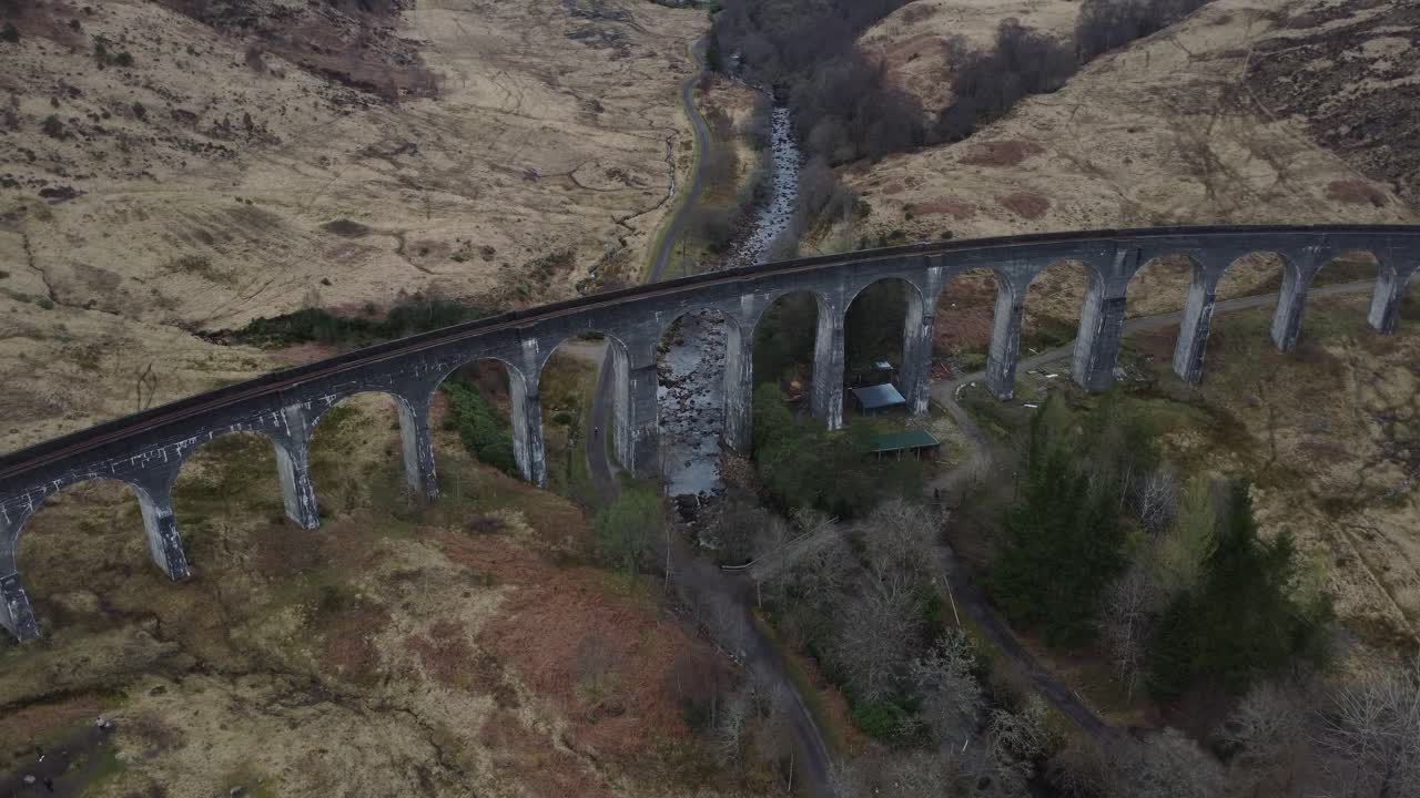 video aéreo de drones en 4k del famoso viaducto de glenfinnan, en escocia
