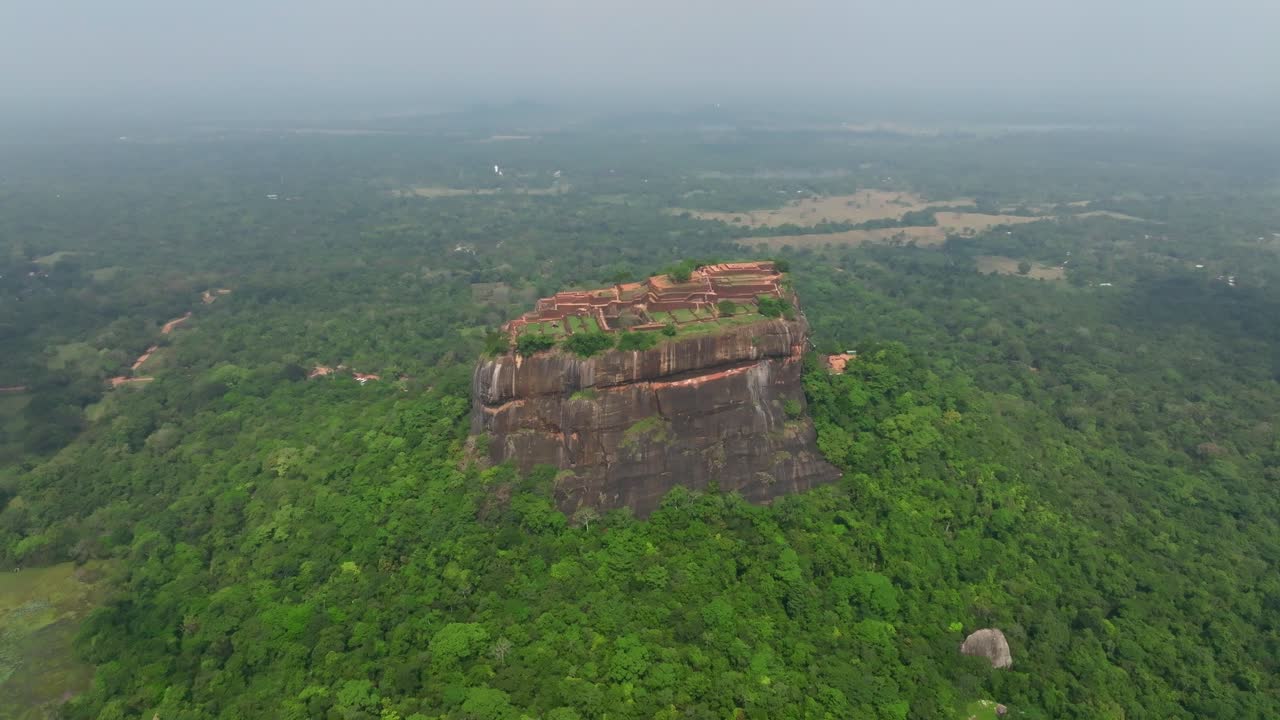 Sri Lanka, flyfoto av Sigiriya Rock Fortress-platået med dramatiske klippevegger over frodig skogtak