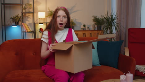 niña feliz compradora desempaquetando cajas de cartón entrega de paquetes compras en línea compra en casa