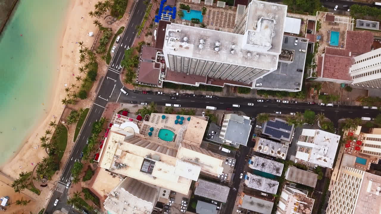 하와이 오아후 에 있는 호놀 ⁇ 루 시 와 와이키키 해변 위 를 날아다니는 위에서 내려오는 공중 뷰