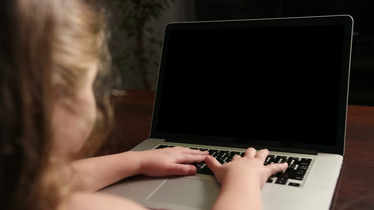 niños lección de educación a distancia, niños de tecnología. niña niña haciendo escuela