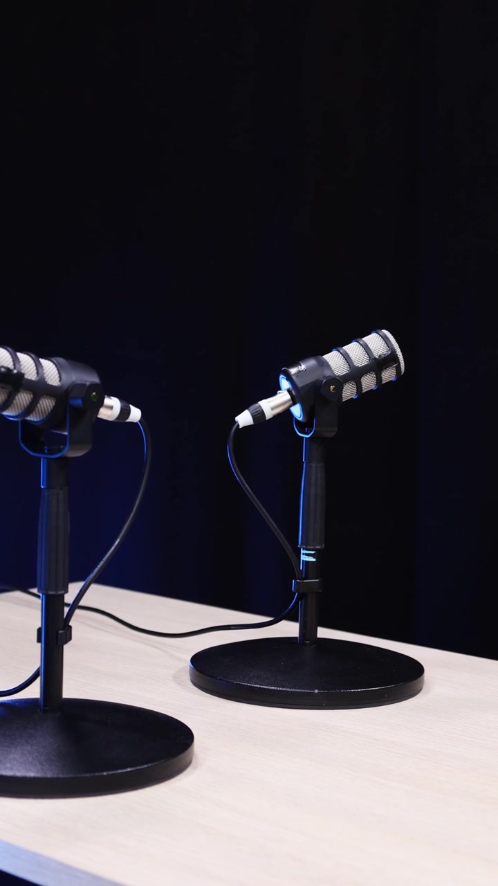 Due microfoni professionali su una scrivania in uno studio moderno