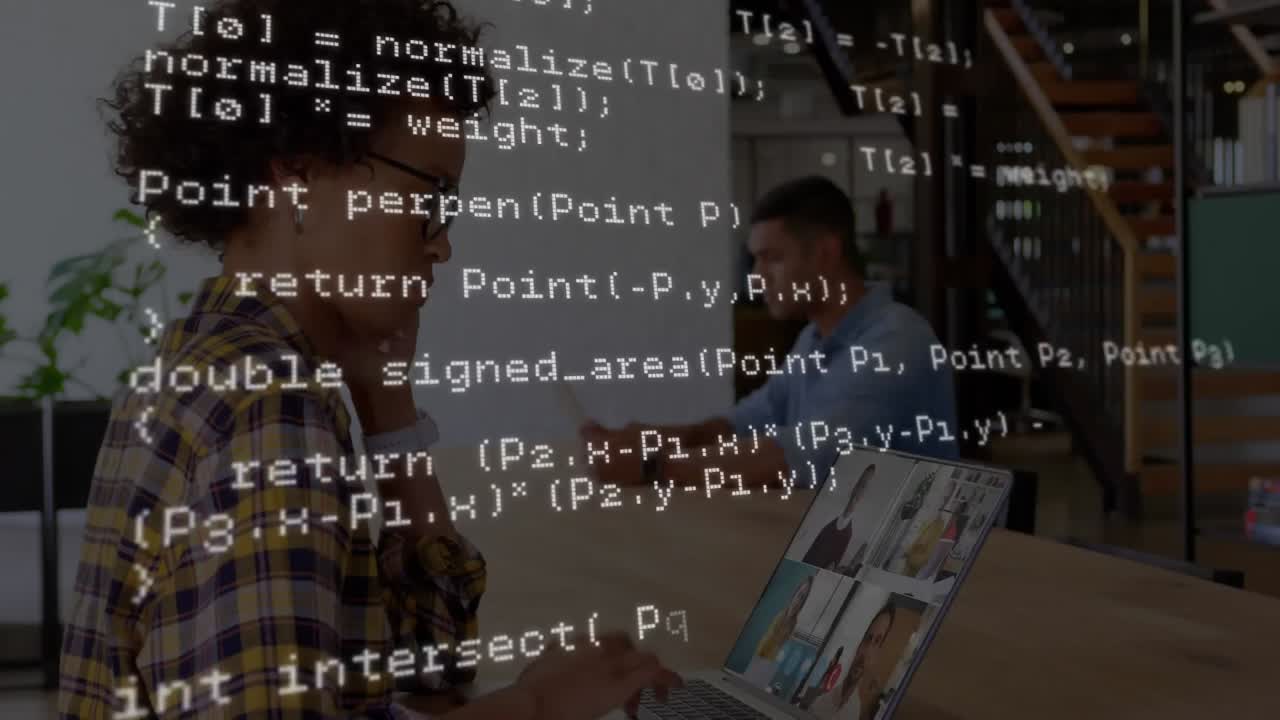 animación del procesamiento de datos sobre una mujer en una videollamada portátil