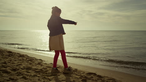 Glückliches-Kind,-Das-Allein-Am-Meeresstrand-Spielt.-Junges-Mädchen-Hat-Spaß-Am-Morgendlichen-Meeresufer