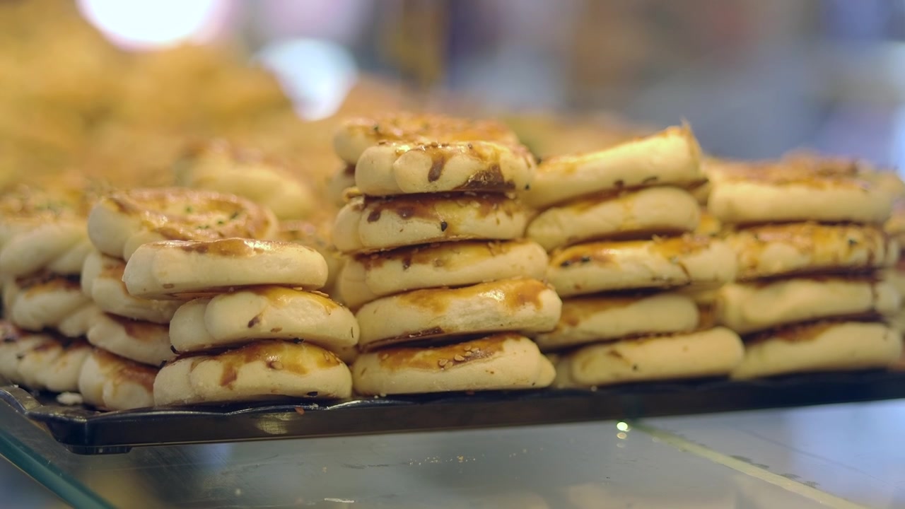 Kue-kue yang Baru Dipanggang Disajikan di Atas Nampan di Toko Roti