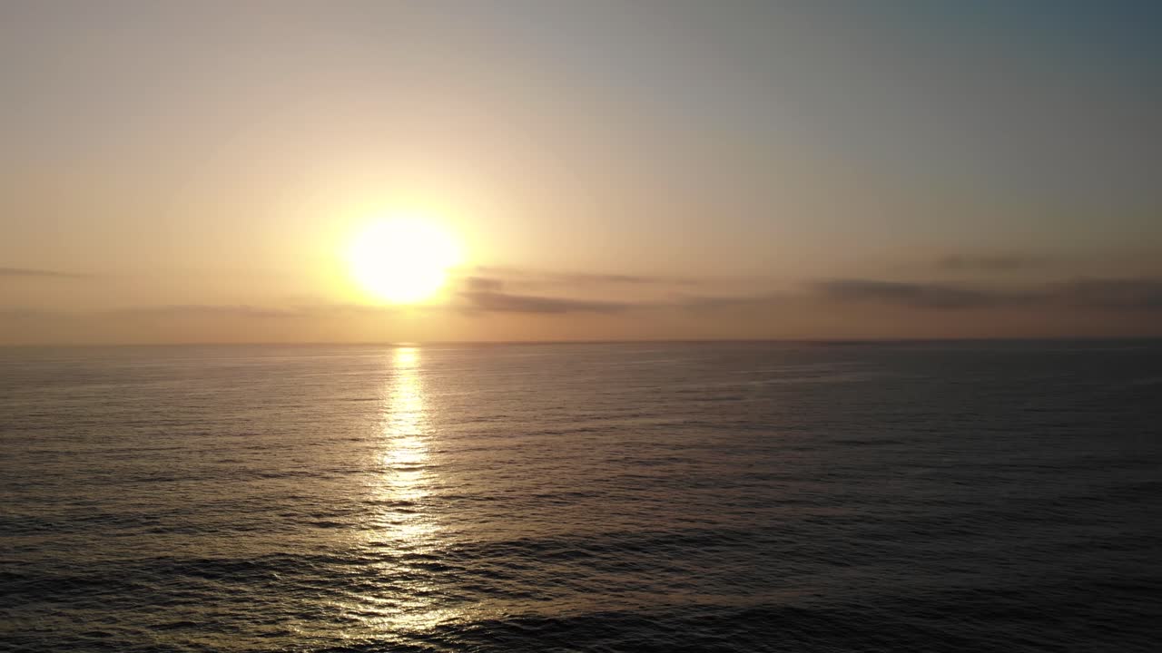 스페인 마요르카 섬 의 지중해 위 에서 해가 뜨는 모습 과 반사 되는 모습