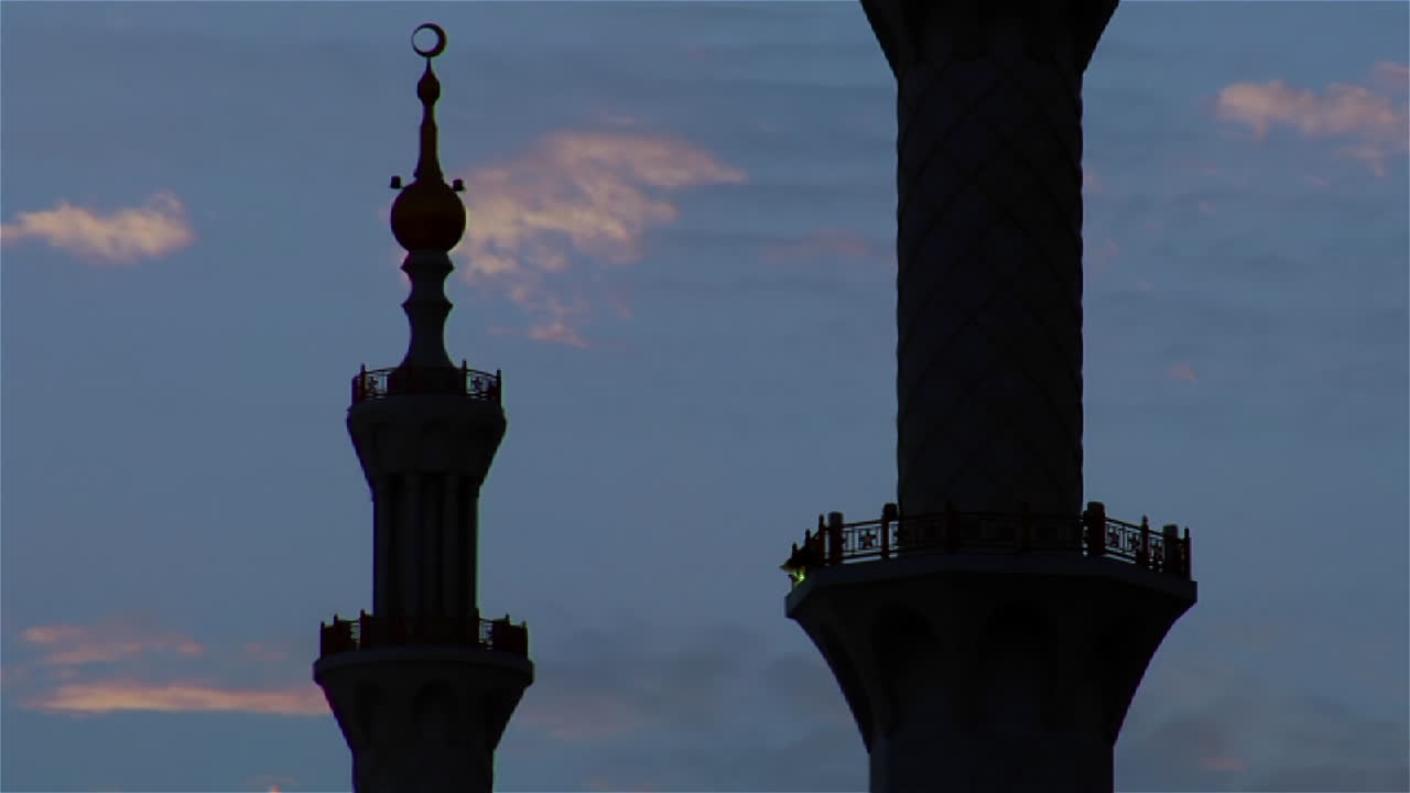 las agujas y los minaretes de la hermosa mezquita sheikh zayed en abu dhabi, emiratos árabes unidos