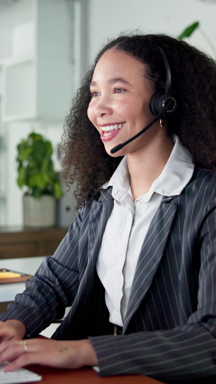 Smilende kundeserviceagent som snakker i headset på kontoret