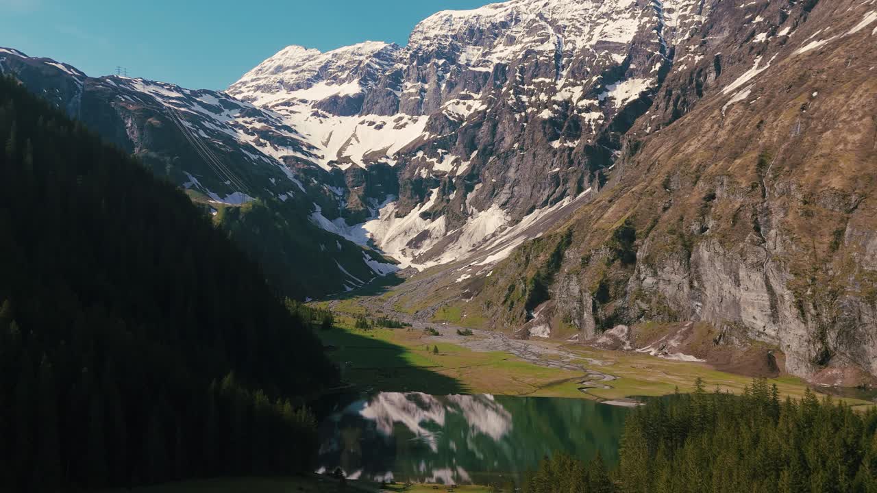 el pintoresco lago hintersee en el parque nacional de high tauern en tirol, austria