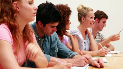 Estudiantes-Sonrientes-Sentados-En-Clase