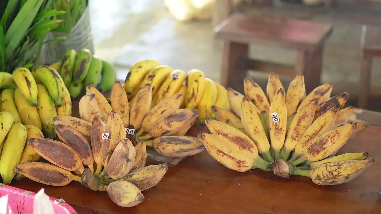 plátanos dispuestos en el mercado de khlong lat mayom