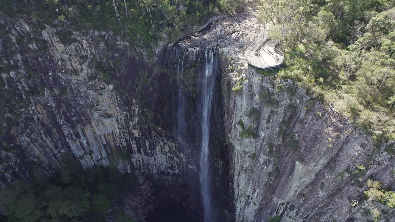 vista aérea de minyon falls and lookout, caída de cascada en arrepentimiento creek en ríos del norte, nsw, australia
