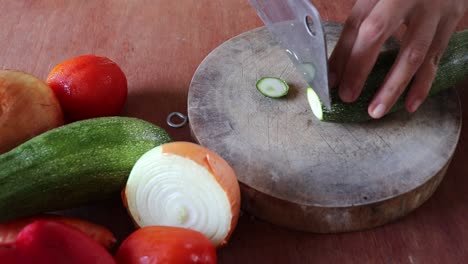 Picar-Calabacín-Fresco-Para-Hacer-Una-Sopa-De-Verduras-Casera