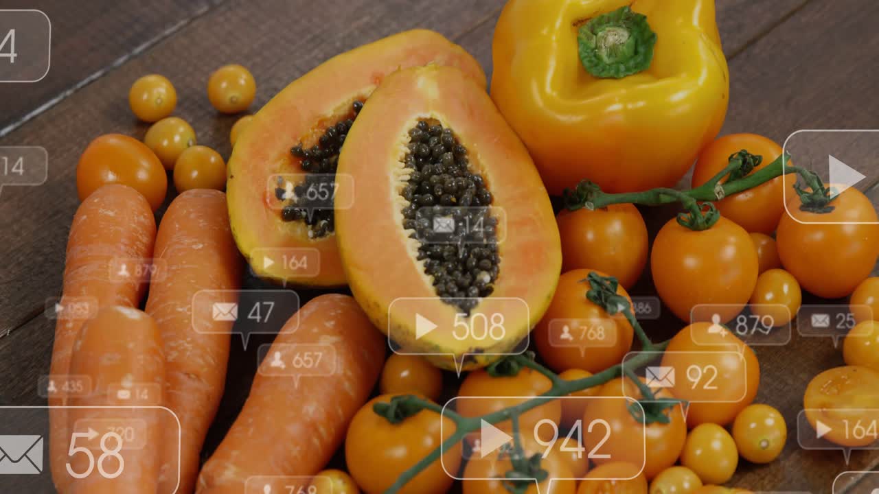 Vista ravvicinata che mostra metà di papaya, raggruppamenti di carote e pomodori, e un peperone che riceve bolle di commento.