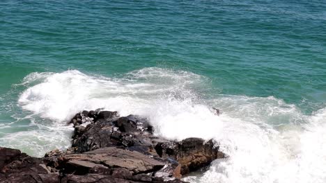 olas rompiendo en una gran roca
