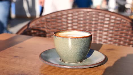una taza de capuchino en una mesa de café