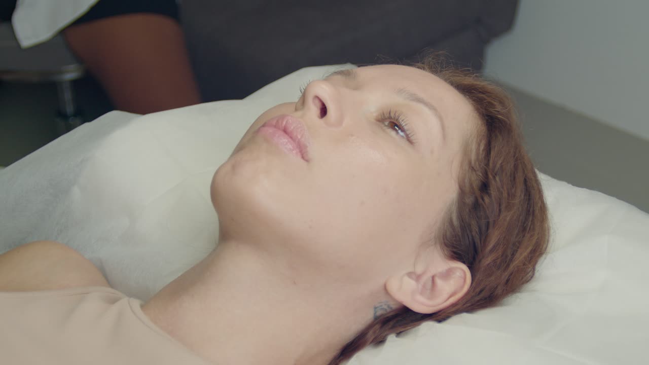 женщина, проходящая обработку лица