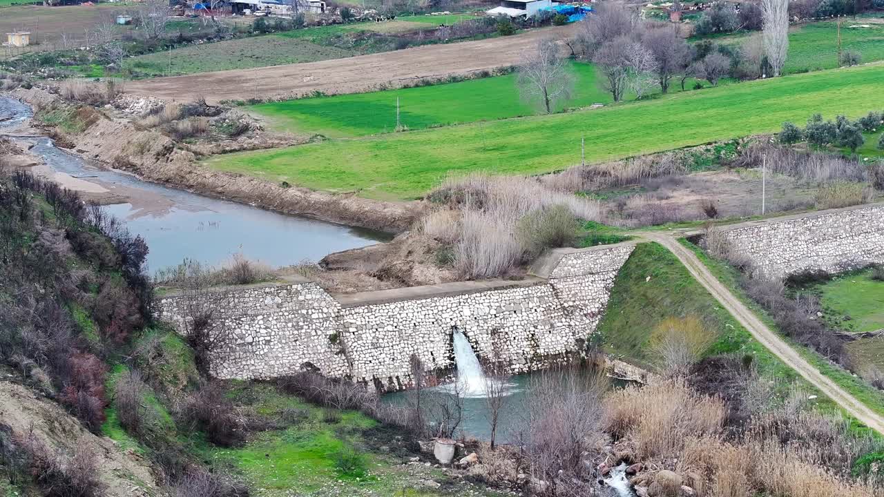 Vista aerea del piccolo letto del fiume Meandro e del suo corso con drone