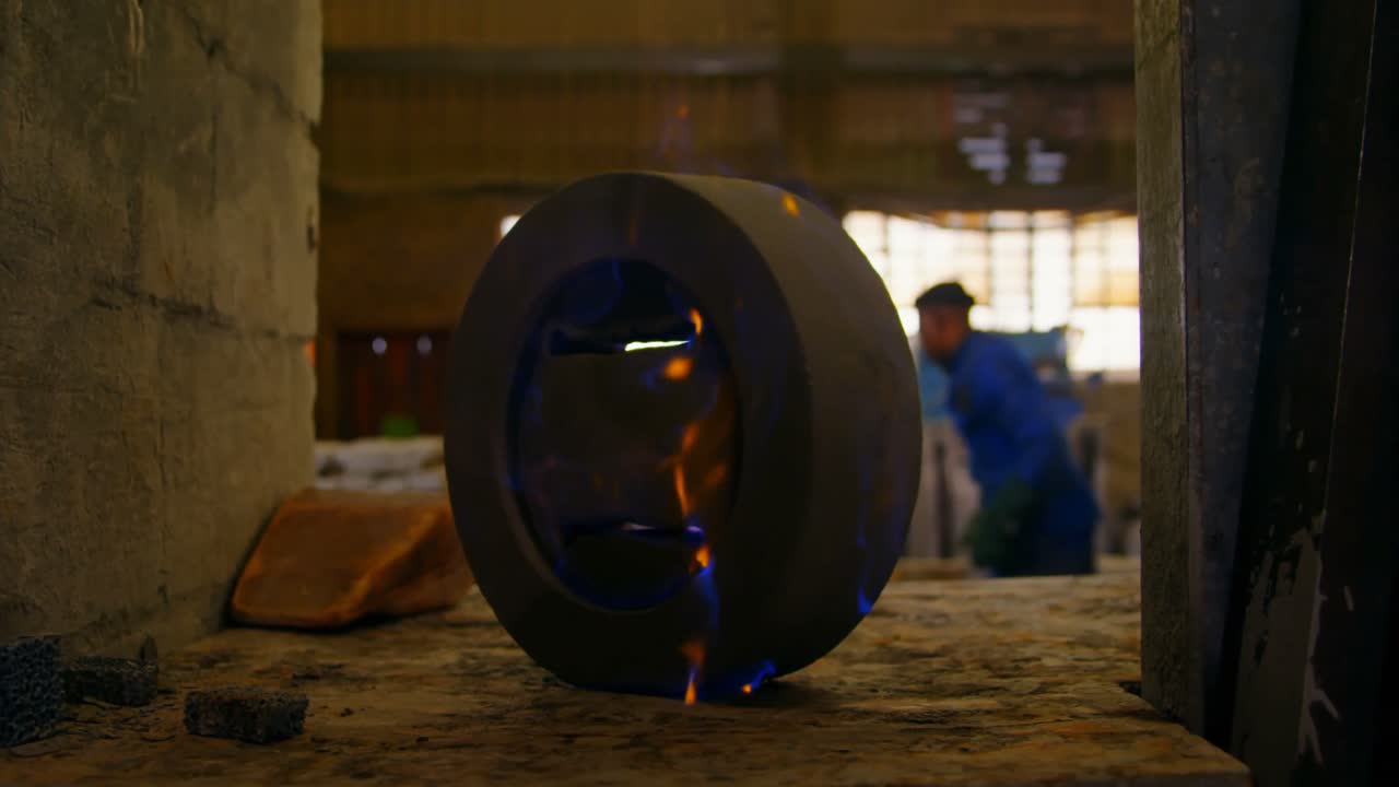 metal fundido siendo calentado en el taller 4k