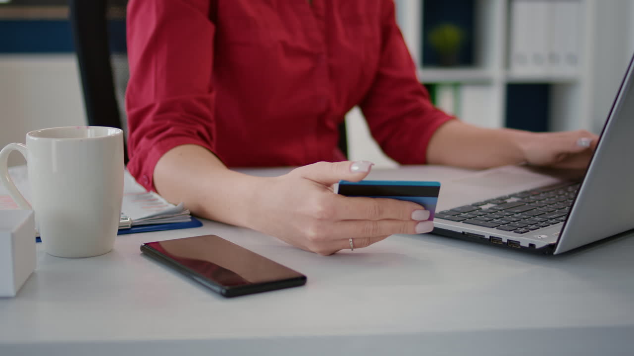 Business woman using credit card to buy on online shopping