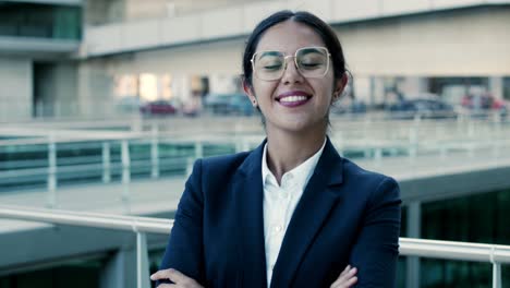 Confiada-Y-Atractiva-Empresaria-Sonriendo-A-La-Cámara