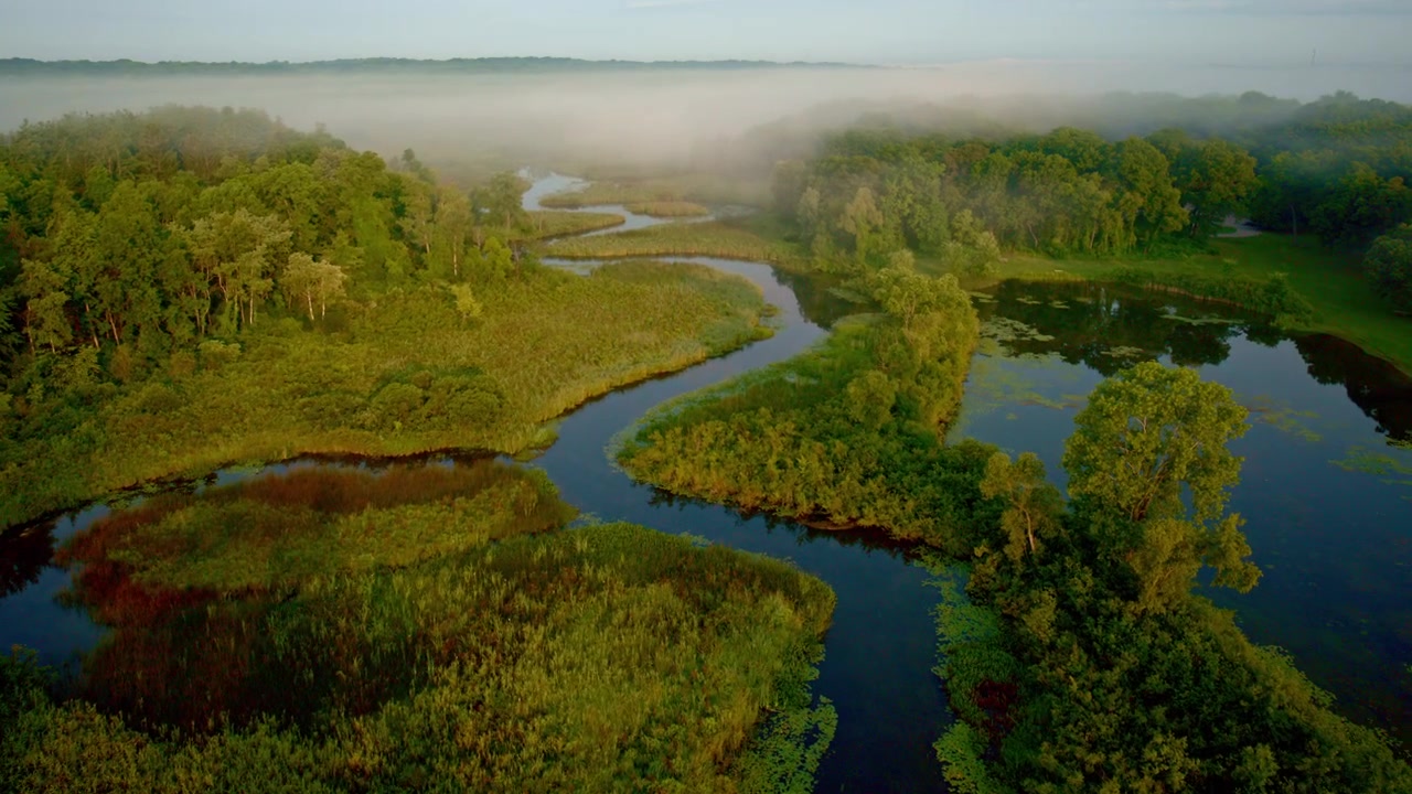 Luftfoto af Huron-floden indhyllet i tåge ved daggry, taget nær Milford, Michigan