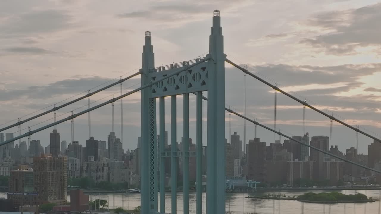 Vista da ponte Queensboro com o horizonte da cidade de Nova York no plano de fundo