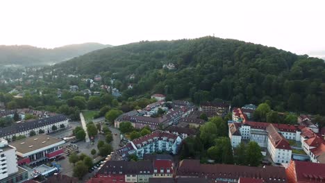 4k-Drohne-Footage-shot-near-the-Cathedral-in,-Fraiburg-im-Breisgau,-Germany-at-Sunrise