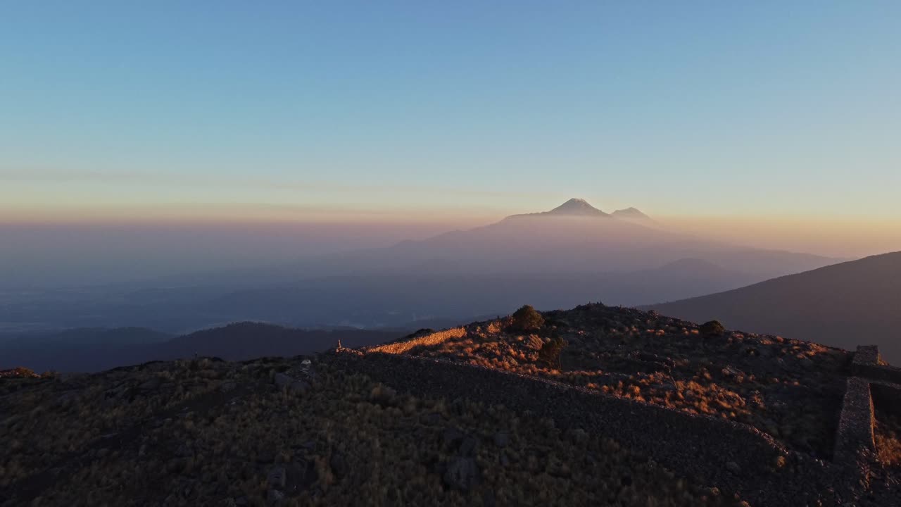 vista de un sitio arqueológico sobre la hermosa montaña tlaloc en méxico con la vista de toda la cordillera al fondo al atardecer