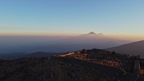 Vista-De-Un-Sitio-Arqueológico-Sobre-La-Hermosa-Montaña-Tlaloc-En-México-Con-La-Vista-De-Toda-La-Cordillera-Al-Fondo-Al-Atardecer