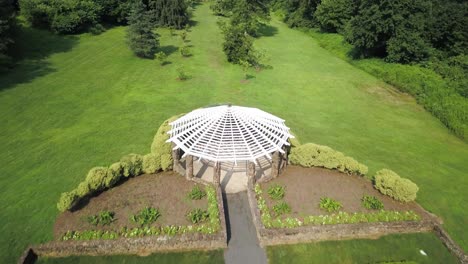 Hermoso-Mirador-Blanco-Para-Bodas-En-Un-Parque-Verde-Simétrico-En-Vista-Aérea