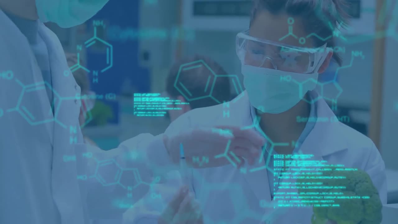 보호복을 입은 과학자들이 화학 화합물의 데이터와 구조 공식으로 일하고 있습니다.