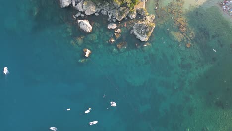 Vuelo-Lento-De-Drones-Sobre-Isola-Bella,-La-Principal-Atracción-Turística-De-Sicilia