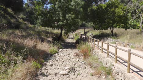 un cauce seco durante una sequía de verano en portugal