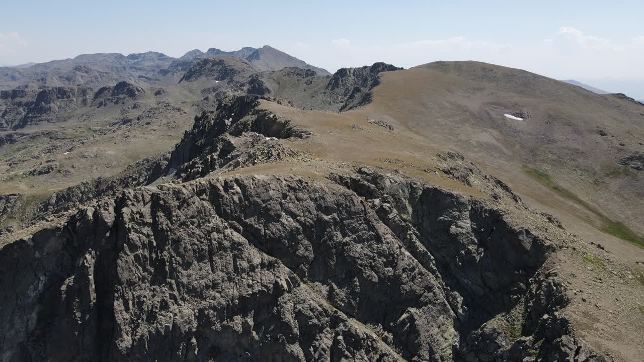 Vista drone delle alte montagne di Trebisonda, una cima montuosa rocciosa.