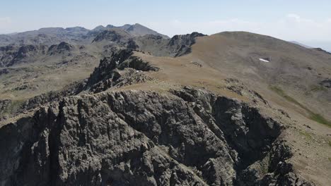 vista de avión no tripulado de las altas montañas de trabzon, pico de la montaña rocosa