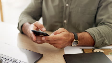 manos de hombre de negocios escribiendo en un teléfono en la oficina