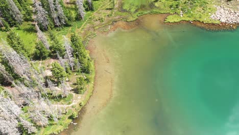 Aerial-View-of-Picturesque-Amethyst-Lake,-Scenic-Uinta-Mountain-Range,-Utah-USA