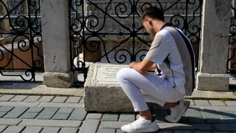 Istanbul-Obelisk-Junger-Mann-Untersucht-Obelisk