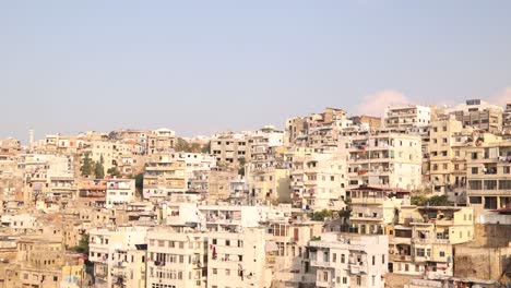 Toma-Panorámica-De-Casas-Del-Medio-Oriente-En-Una-Colina-En-Trípoli,-Norte-Del-Líbano